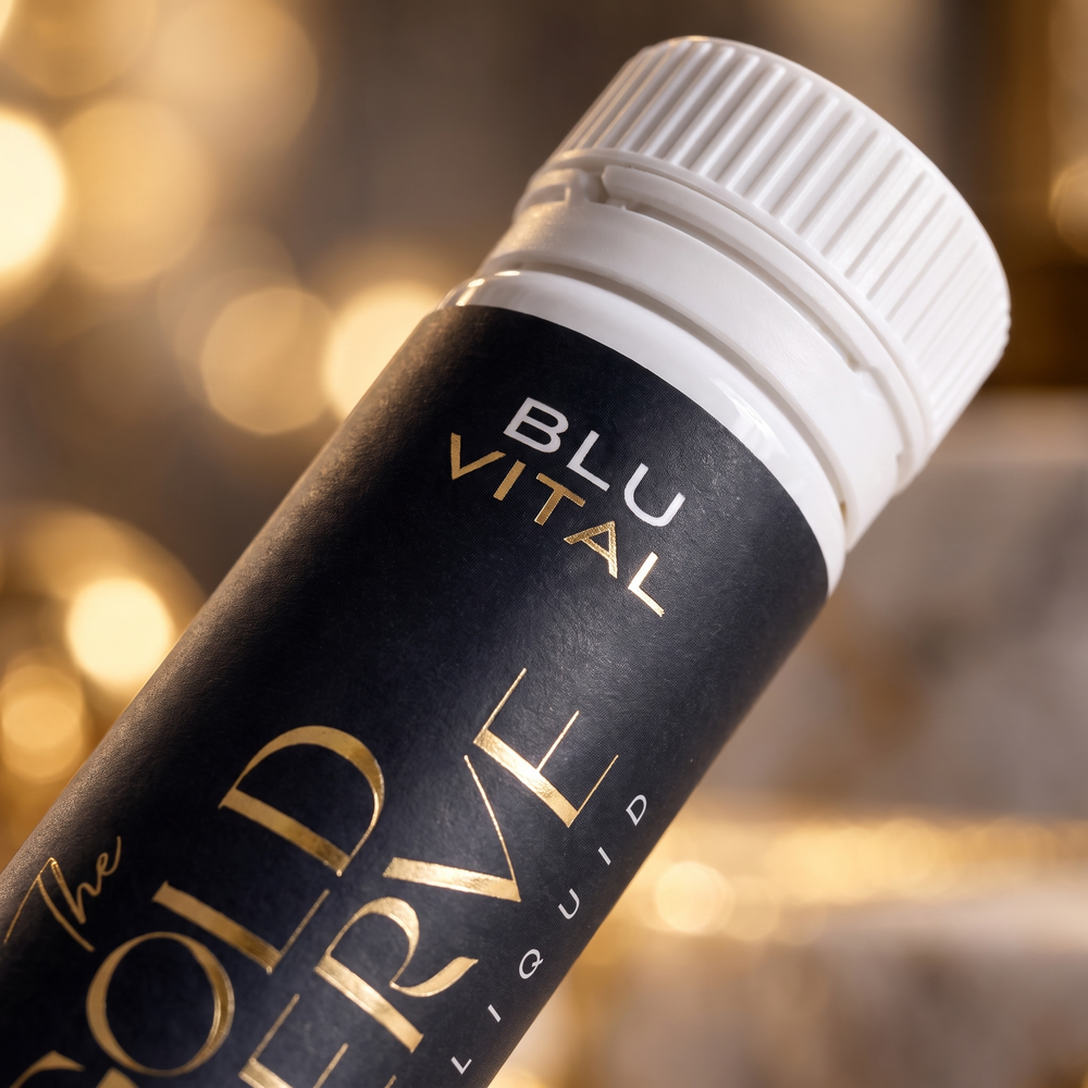 Detail van het BLUVITAL logo en de gouden opdruk op een The Gold Reserve flacon