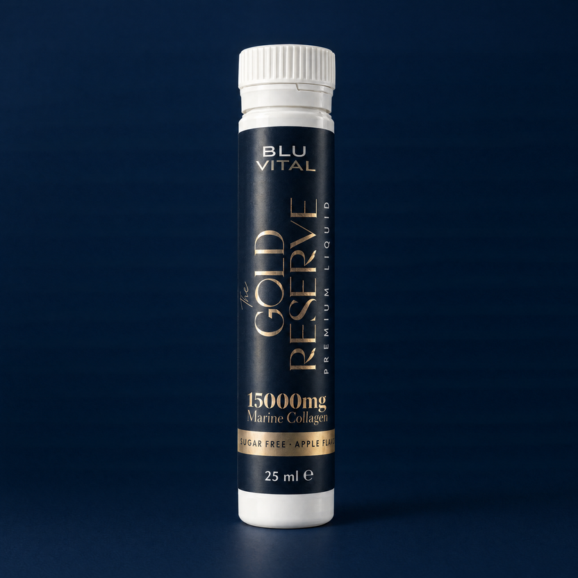 Staande BLUVITAL The Gold Reserve-flacon van 25 ml op een donkerblauwe achtergrond, met witte dop.