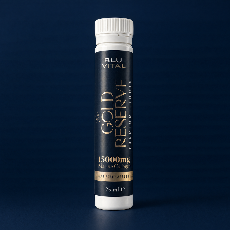 Staande BLUVITAL The Gold Reserve-flacon van 25 ml op een donkerblauwe achtergrond, met witte dop.