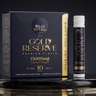 BLUVITAL The Gold Reserve doos en collageenshot op een donker plateau met gouden reflectie
